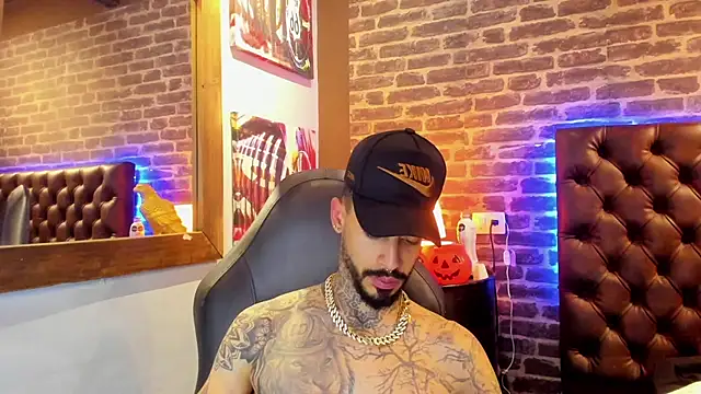 VinzenzRizzo online show from October 31, 6:15 am