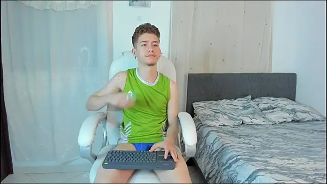 ThiagooJames online show from December 18, 1:45 am