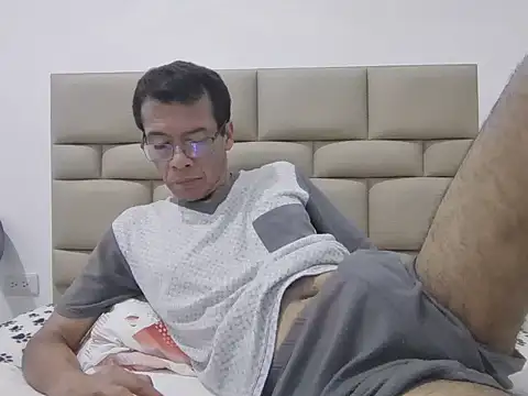 skinnylatino51 online show from February 18, 12:53 am