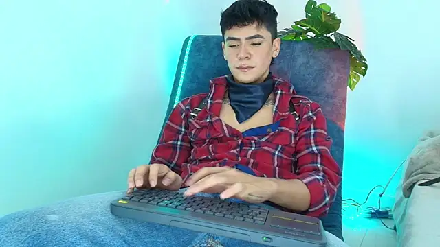 CamiiGuzmanX online show from October 22, 8:45 pm