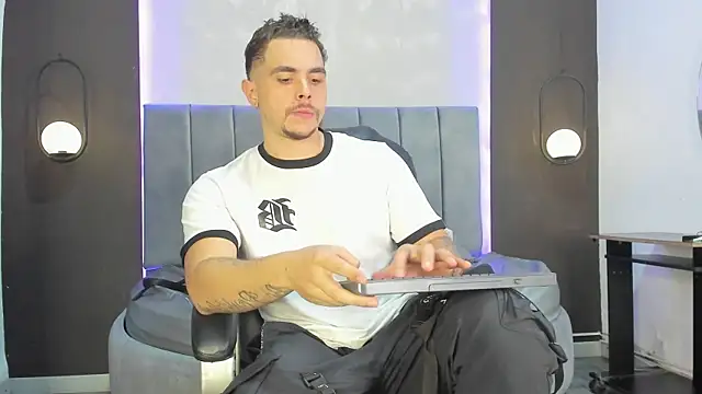 Liam walk  online show from November 20, 9:46 pm