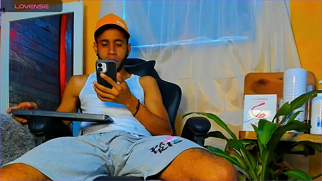 Snapshot of Alex_bigcock11_ chatting on October 21, 1:47 pm Alex bigcock11 online show from October 21, 1:47 pm