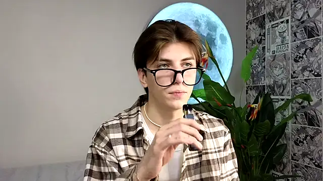 Snapshot of Oliver_Starboy chatting on October 3, 5:45 am Oliver Starboy online show from October 3, 5:45 am