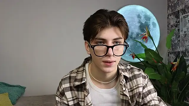 Snapshot of Oliver_Starboy chatting on October 2, 5:44 am Oliver Starboy online show from October 2, 5:44 am
