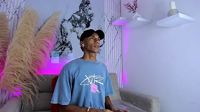 JulienSaint online show from November 24, 8:10 pm