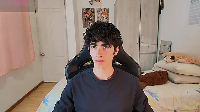 Nude Boy18 online show from May 31, 9:38 pm