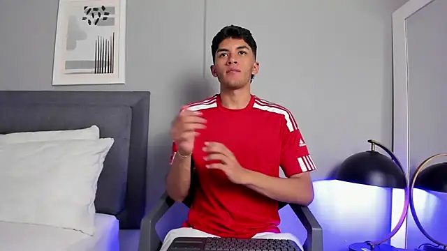 Tylerffoxx online show from January 31, 8:18 pm