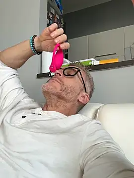 Axl hot online show from March 21, 1:37 pm