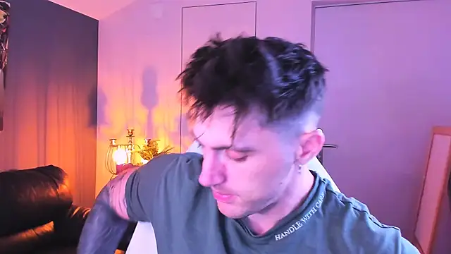 Oscar Miller  online show from October 3, 9:09 pm