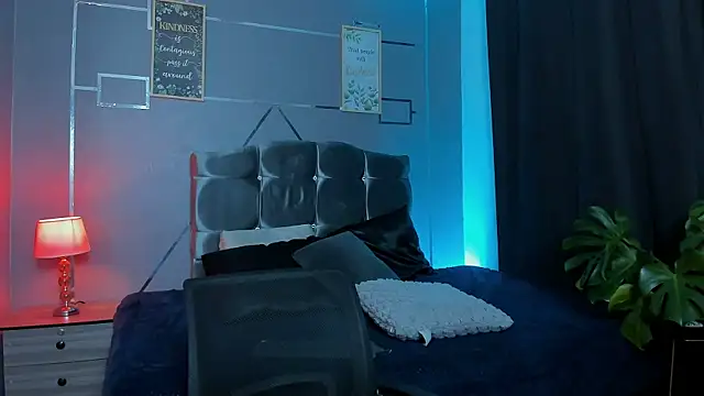 Snapshot of Room_69x chatting on October 18, 3:44 am Room 69x online show from October 18, 3:44 am