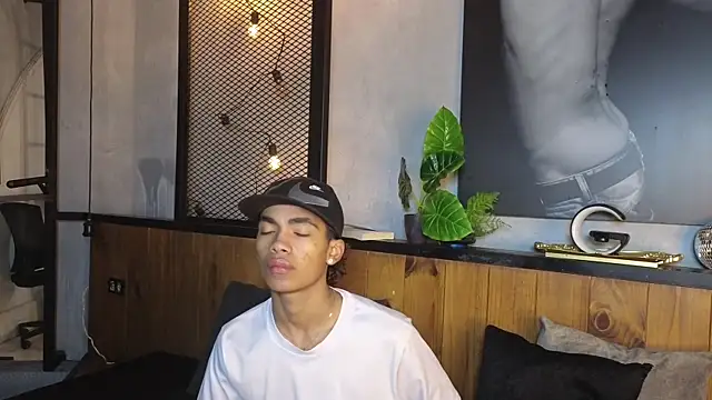 AlanCutee online show from April 18, 11:44 am