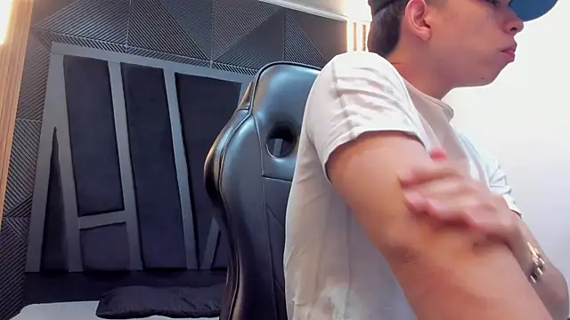 Eryonbradley online show from September 30, 11:25 am