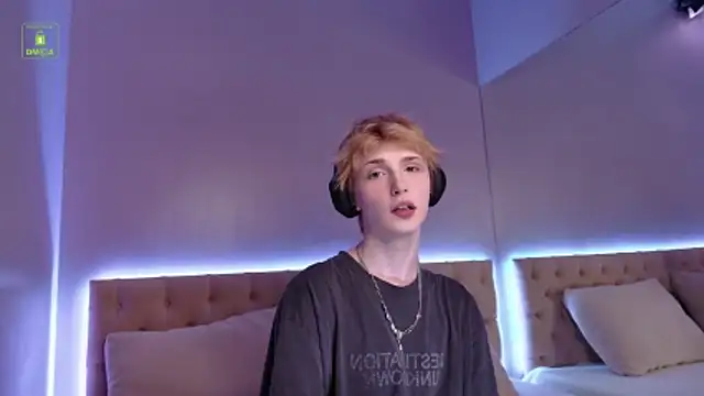Your avatar online show from June 18, 8:36 pm