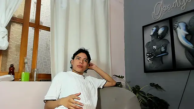 Snapshot of camillo_virgil chatting on October 20, 12:31 pm camillo virgil online show from October 20, 12:31 pm