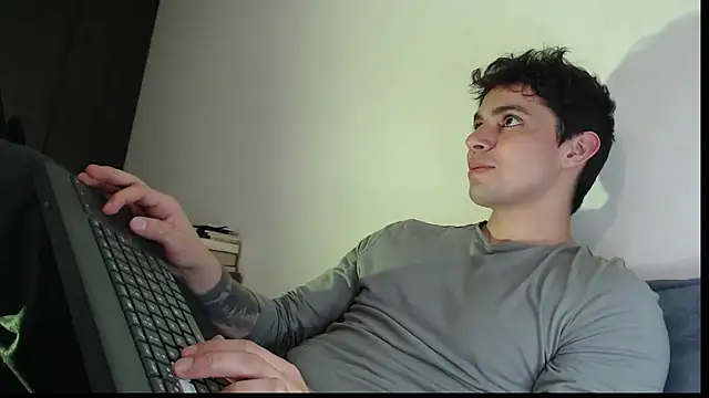 yourfavoriteboy   online show from January 8, 4:07 am