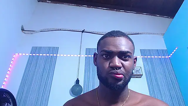 Snapshot of eebony_stallion chatting on October 22, 3:21 am eebony stallion online show from October 22, 3:21 am