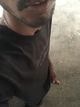 Snapshot of kavi1q1 chatting on October 22, 12:58 am kavi1q1 online show from October 22, 12:58 am