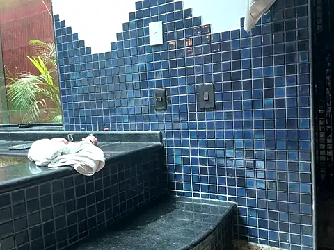 chrisalmeid  online show from December 18, 10:55 am