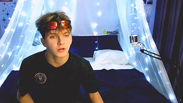 travis wolf  online show from September 26, 7:22 pm