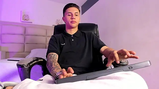 liaamsmiith  online show from October 13, 12:33 pm