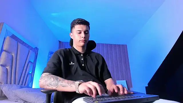 liaamsmiith  online show from October 1, 12:20 pm