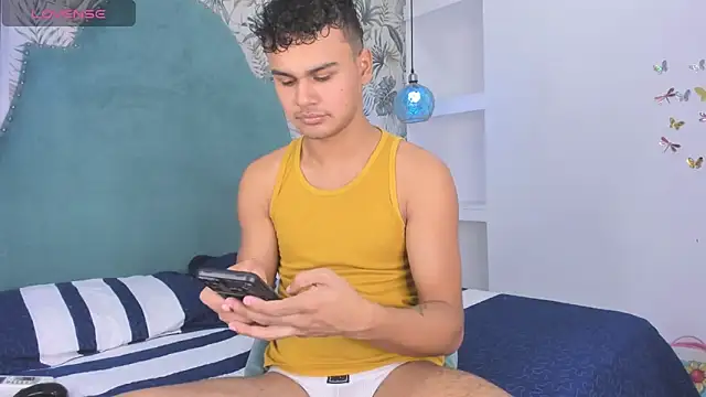 Snapshot of Tthiago_cruz chatting on October 14, 9:11 pm Tthiago cruz online show from October 14, 9:11 pm