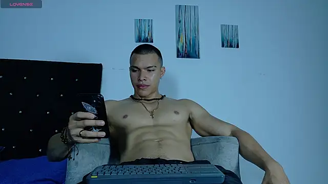 adriel escalante online show from April 16, 2:22 am