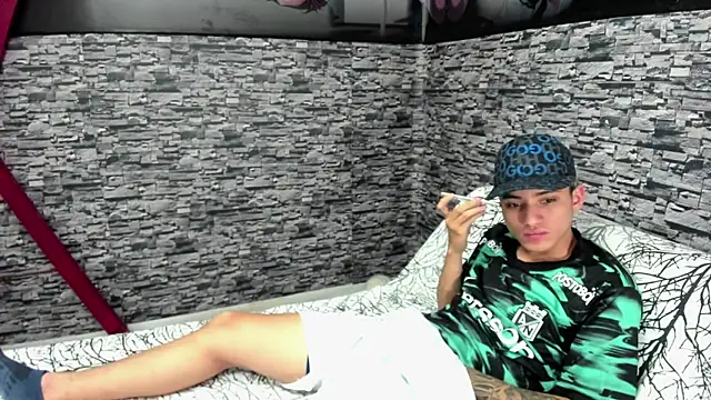 Snapshot of weesley_boy chatting on October 10, 10:46 pm weesley boy online show from October 10, 10:46 pm