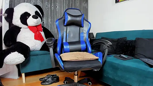 Charliejones  online show from March 12, 10:06 pm