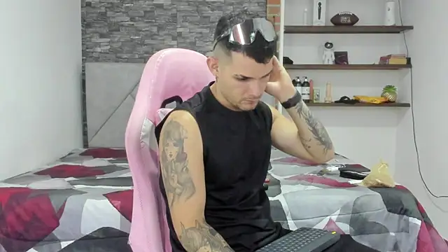 BooyHott  online show from February 12, 7:20 pm