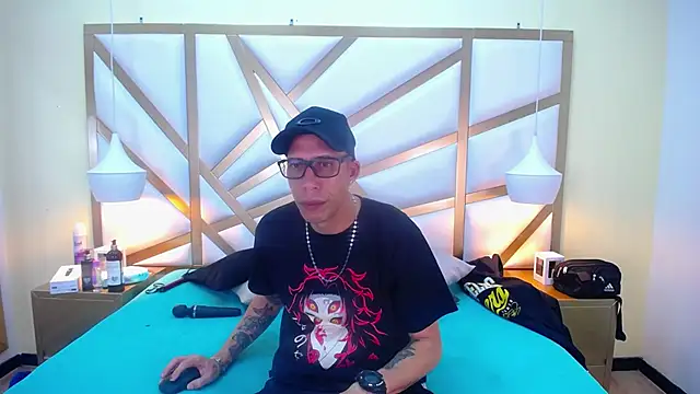 Mau Thompsons online show from September 28, 4:21 am