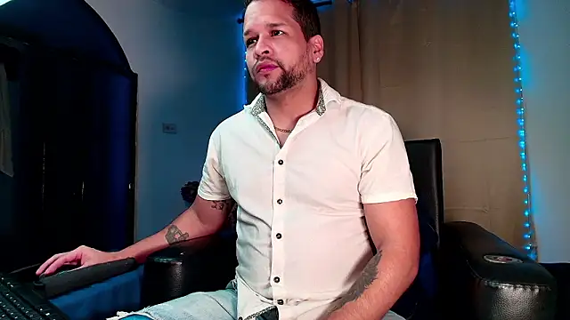 LucasGaeel online show from February 2, 2:43 am