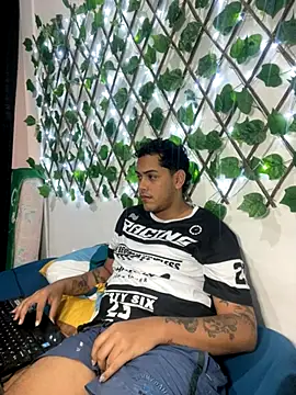 AaronMars  online show from October 24, 7:37 pm