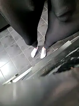 rezzzze online show from November 10, 8:30 am