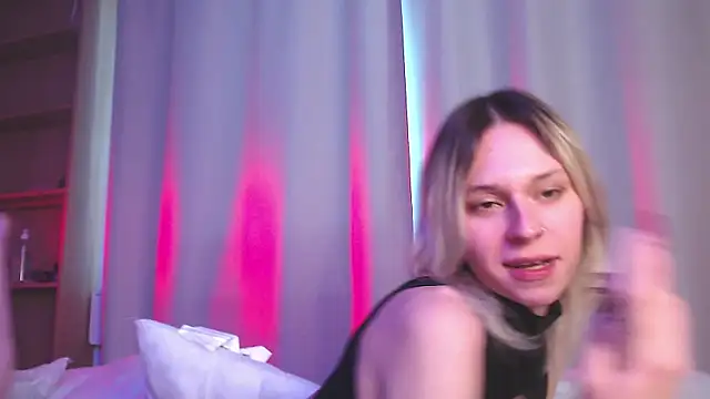 Snapshot of SophieDiamond_Xx chatting on October 20, 1:37 pm SophieDiamond Xx online show from October 20, 1:37 pm
