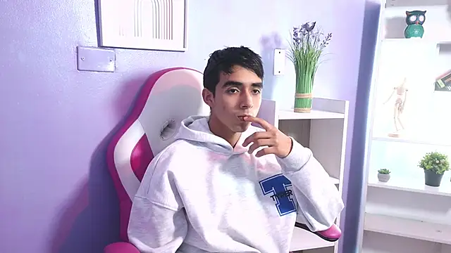 Snapshot of Hottie_Guy chatting on October 20, 5:06 pm Hottie Guy online show from October 20, 5:06 pm
