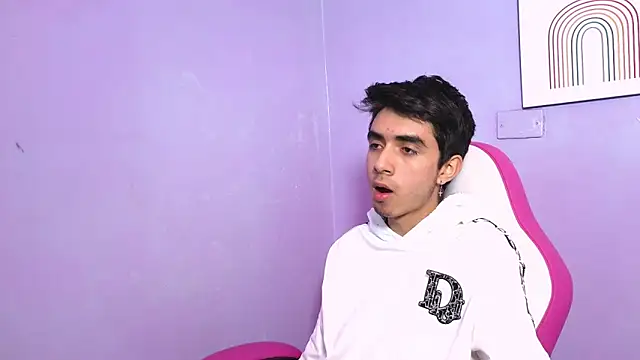 Hottie Guy online show from December 3, 7:09 pm