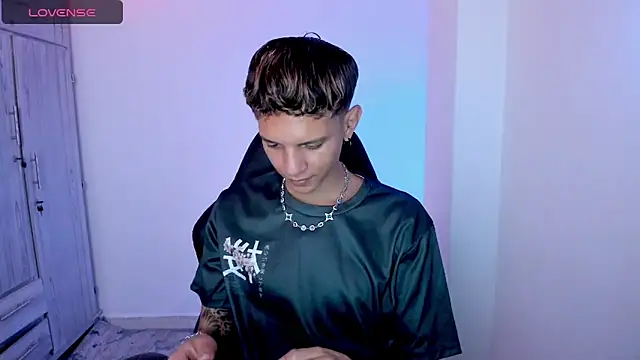 tylernova online show from April 21, 3:23 am