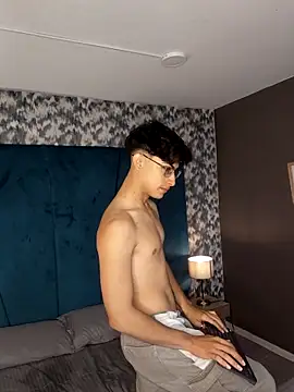 Aaron Eze online show from March 6, 12:13 pm