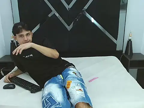 Tom 0001 online show from December 19, 1:08 pm