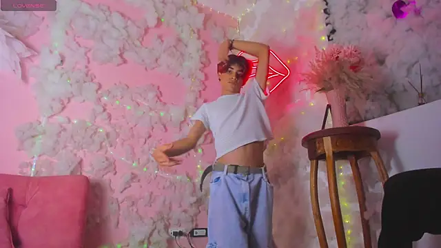 Leo Glow online show from January 5, 5:38 pm