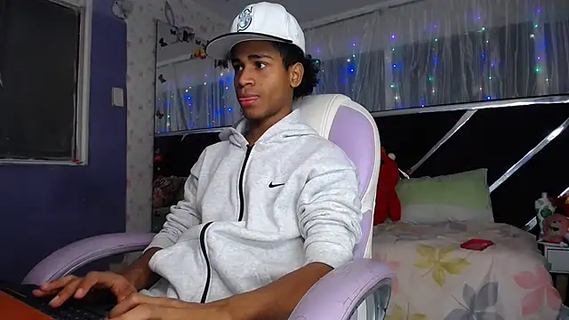 Santy bigcock 01 online show from May 27, 1:19 pm