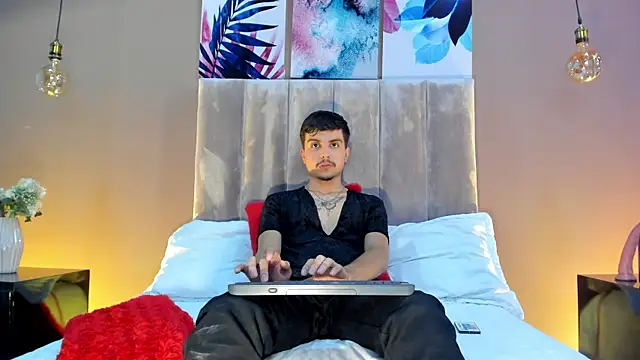 NicolasRey1 online show from November 13, 4:17 am