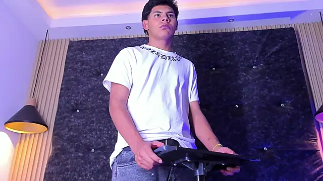 Tommy bigcock19 online show from November 9, 9:30 pm