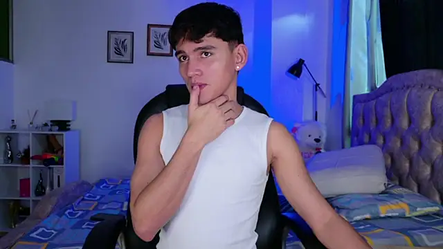 estebanperez 26 online show from April 18, 11:11 am