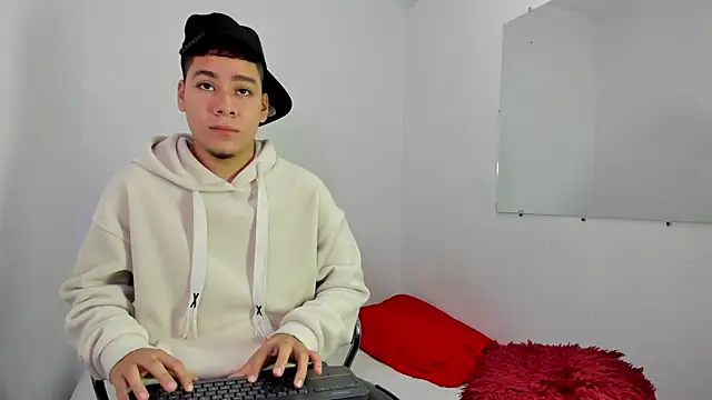 Lucastorrez01 online show from February 16, 6:22 am