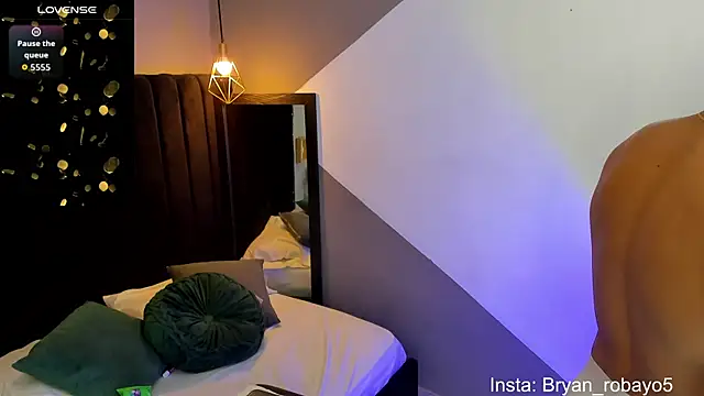 Bryan robayo5 online show from April 18, 11:22 am