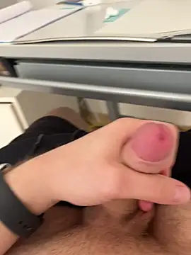 hannes256102 online show from April 11, 3:48 pm