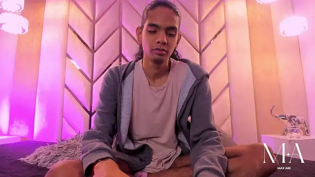 Max Ari online show from January 13, 3:44 am