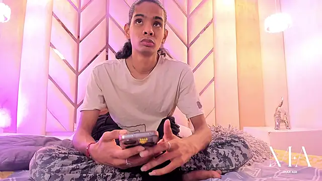 Max Ari online show from January 17, 4:04 am